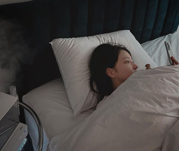 Thức khuya ngoài gây suy buồng trứng kéo theo hàng loạt hệ luỵ sức khoẻ khác (Ảnh minh hoạ)