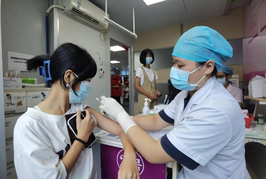 Tiêm vắc xin HPV là một trong những cách hiệu quả nhất để phòng ung thư cổ tử cung (Ảnh minh hoạ)