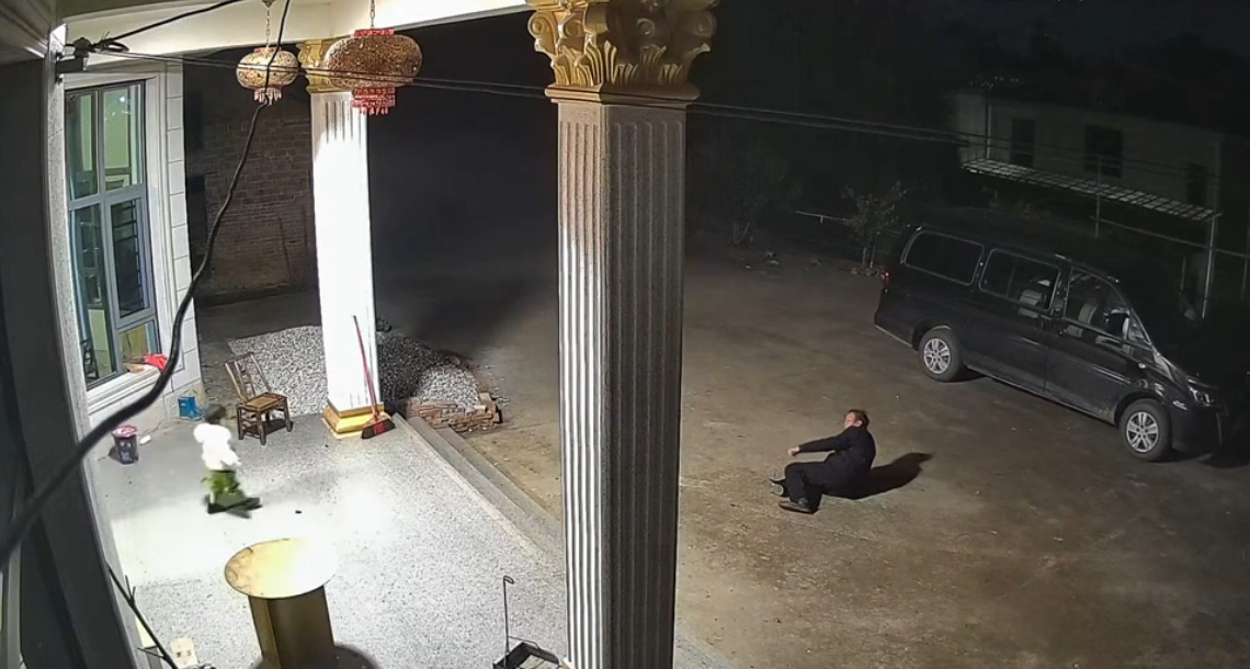 Một cô bé còn nhỏ xíu đã lập tức để ý đến cảnh này (Ảnh cắt từ video)