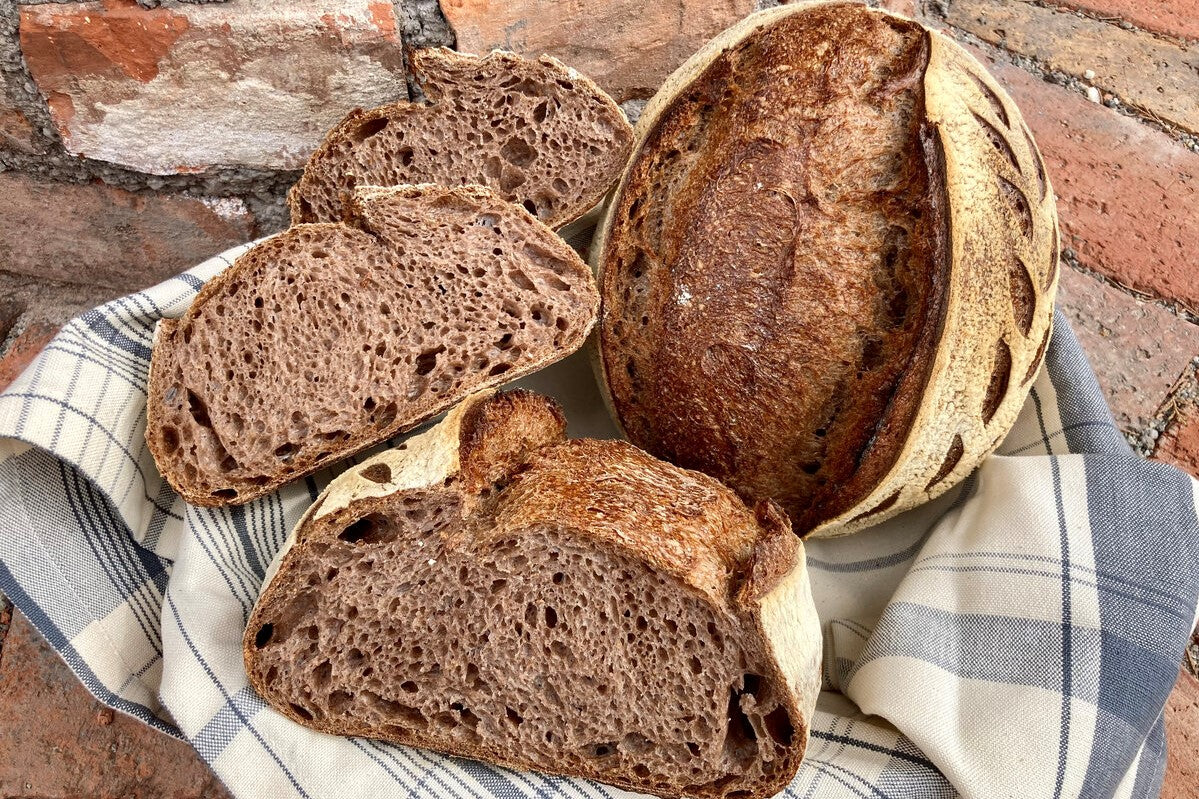 Sourdough bread thường có lớp vỏ ngoài rất cứng, cần đến dao chuyên dụng để cắt