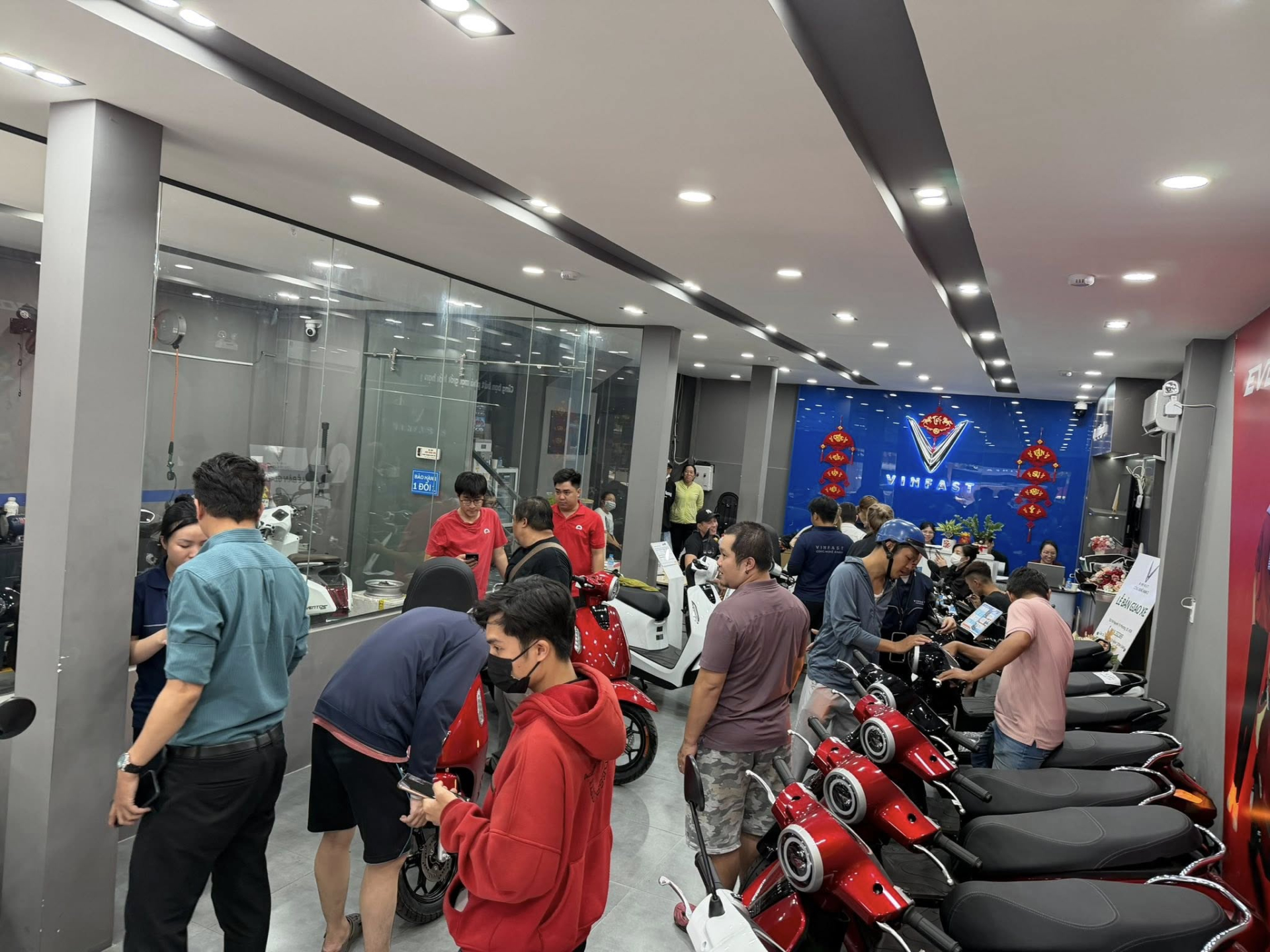 Các đại lý xe máy điện đón lượng khách hàng tăng mạnh những ngày qua (Ảnh: Showroom Vin3S)