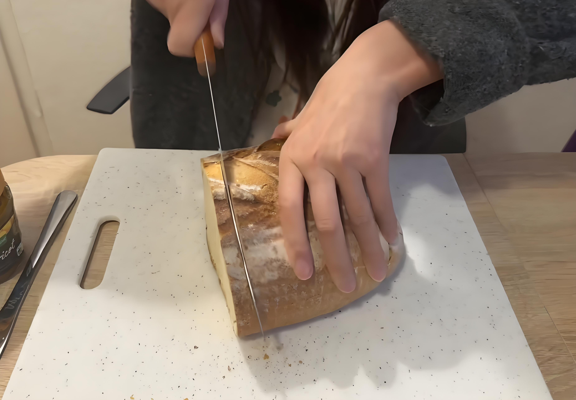 Đói bụng nên nữ du học sinh lôi bánh mì ra cắt