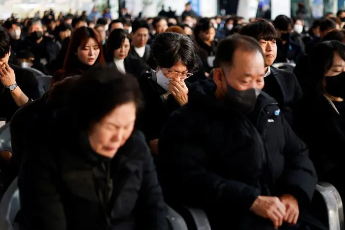 Các gia đình nạn nhân và người tham dự bày tỏ cảm xúc trong buổi lễ tưởng niệm đánh dấu kỷ niệm một năm vụ tai nạn máy bay Jeju Air, khiến 179 người thiệt mạng, tại Sân bay Quốc tế Muan ở Muan, Hàn Quốc, ngày 29 tháng 12 năm 2025. Ảnh: Reuters