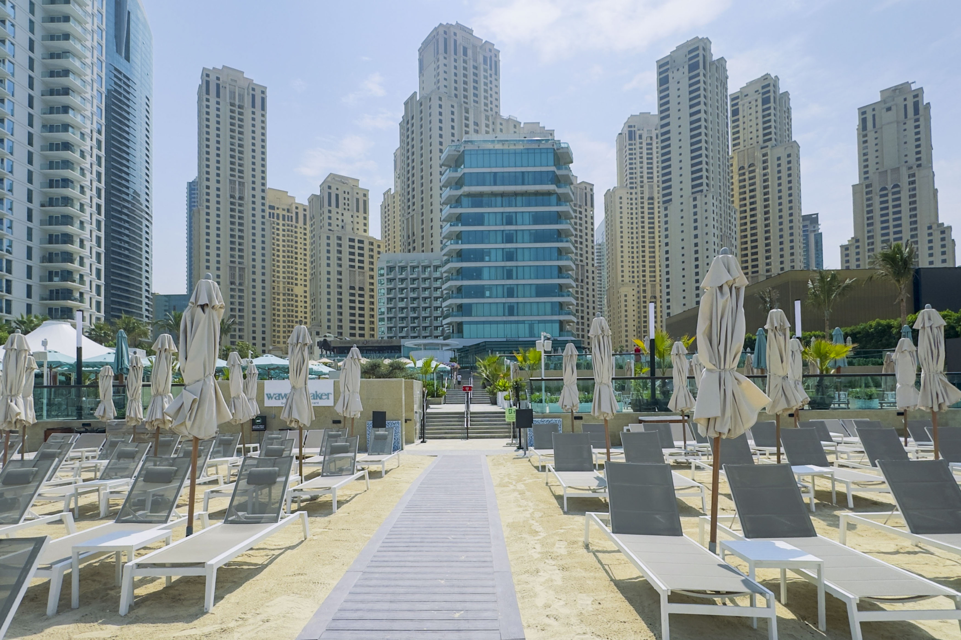 Những bức ảnh chưa từng có chụp Dubai hiện tại: Nơi xa hoa nhất hành tinh giờ như “thành phố hoang