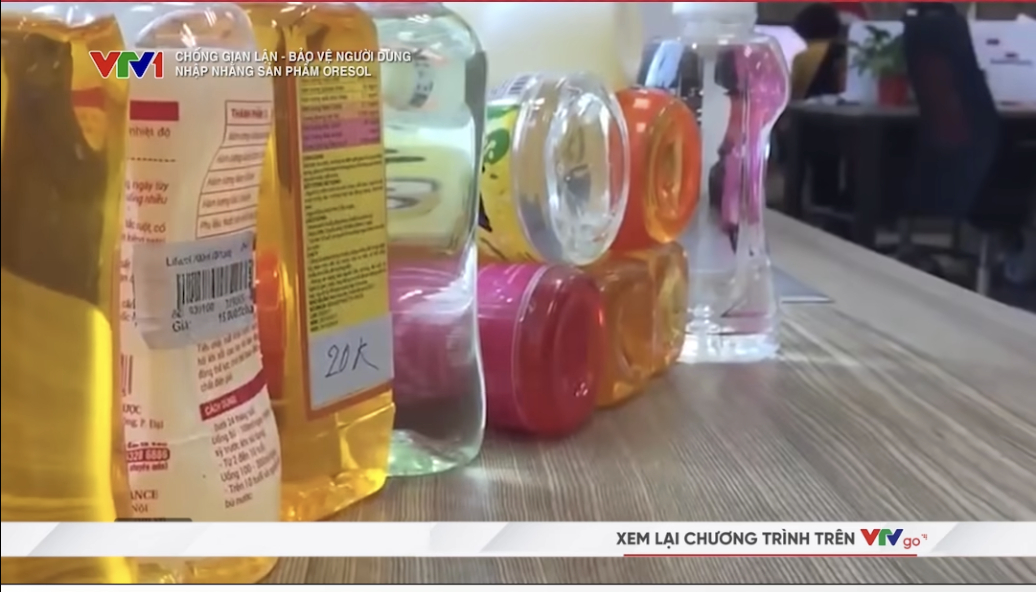 Những chai nước Oresol bán ngoài hiệu thuốc (Ảnh: VTV)