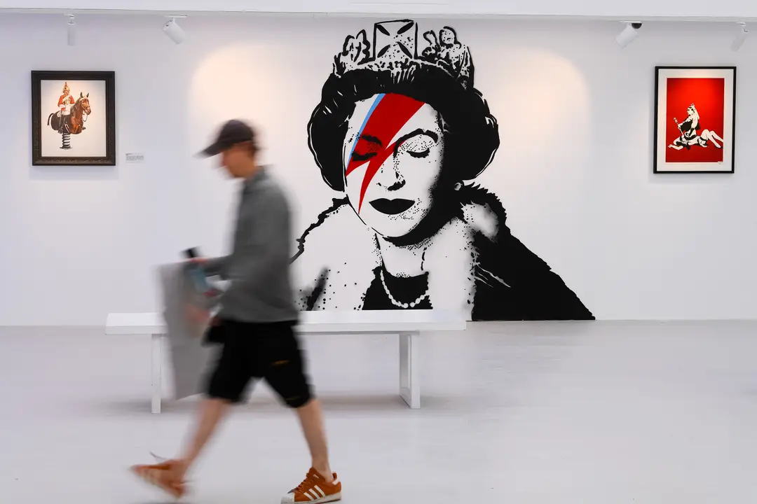 Bức chân dung Nữ hoàng Elizabeth II do Banksy vẽ, được trưng bày tại triển lãm Banksy Limitless ở London (Ảnh: Joe Maher/Getty Images)