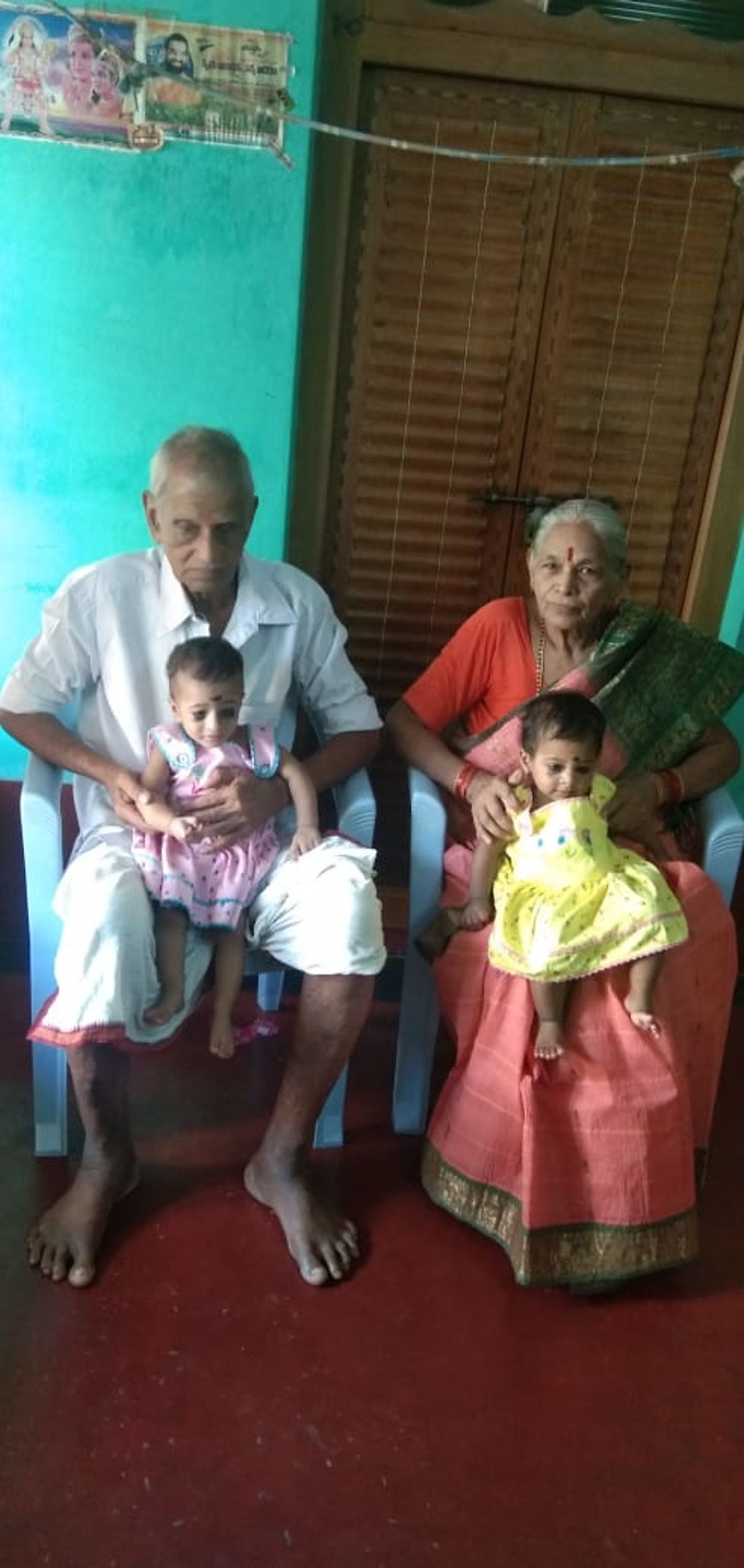 Cặp vợ chồng đón con nhỏ ở tuổi 74 và 82