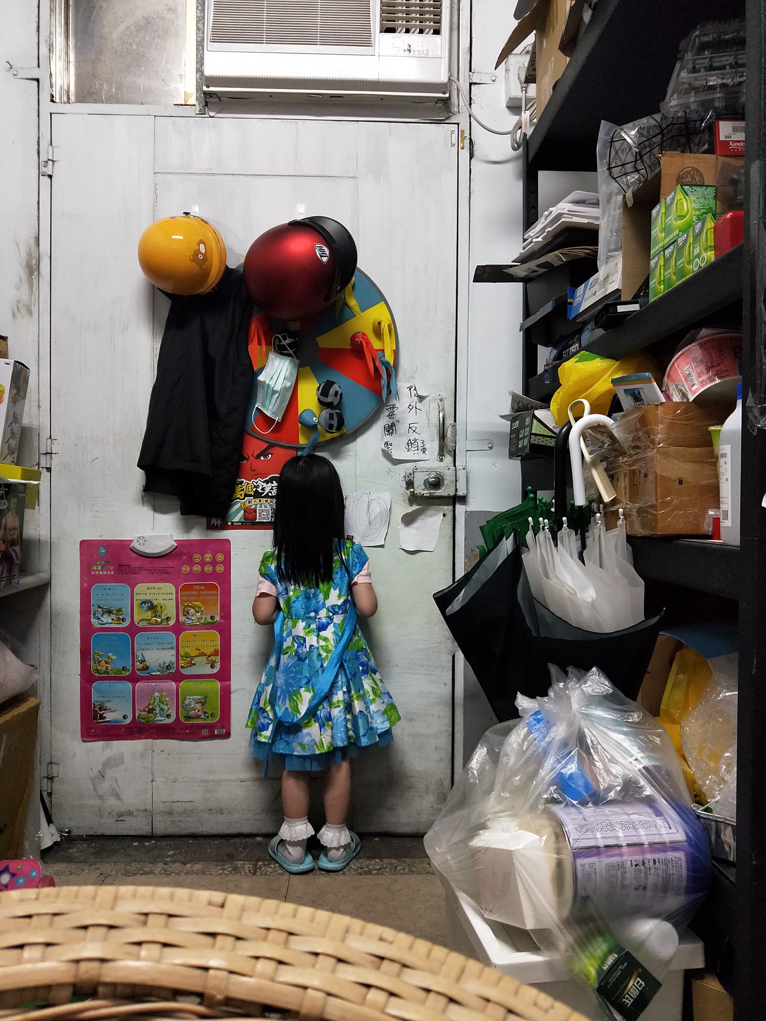 Không úp mặt vào tường thì úp mặt vào cửa mà tự suy ngẫm xem mình sai ở đâu đi nha con