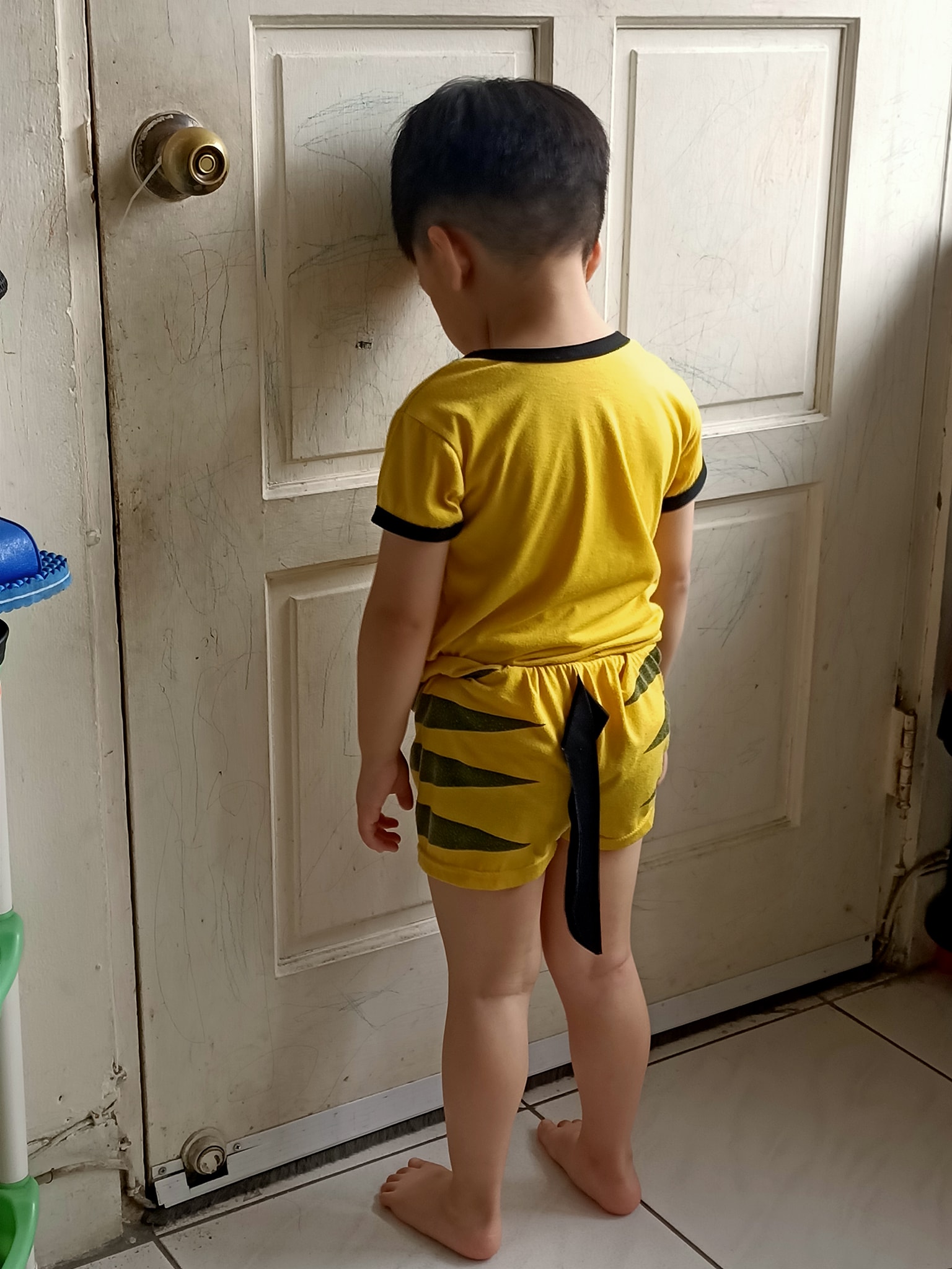 Đáng yêu đến đâu mà hư thì vẫn bị mẹ phạt bình thường thôi