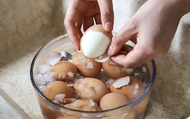Luộc trứng đừng chỉ cho nước: Thêm 1 thìa này vào, bóc vỏ trơn tuồn tuột mà không bị nứt