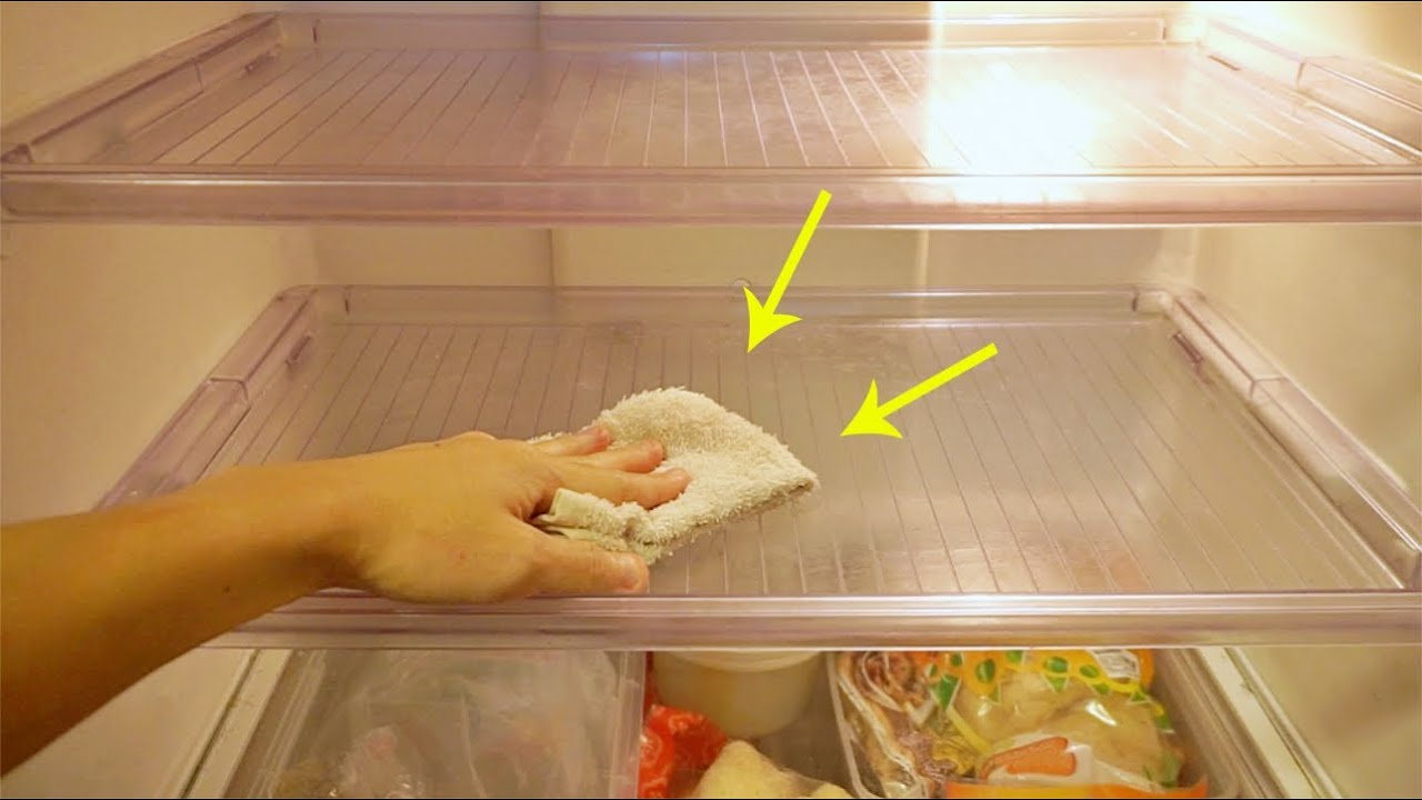 Hãy lau dọn tủ lạnh thường xuyên để tránh nuôi vi khuẩn, mầm bệnh (Ảnh minh họa)
