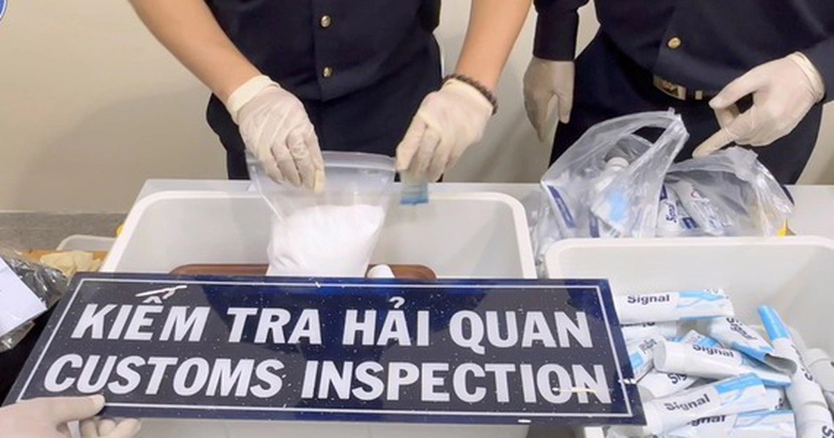 Hải quan phát hiện và thu giữ ma túy sau khi máy soi chiếu phát hiện hành lý chứa vật phẩm cấm