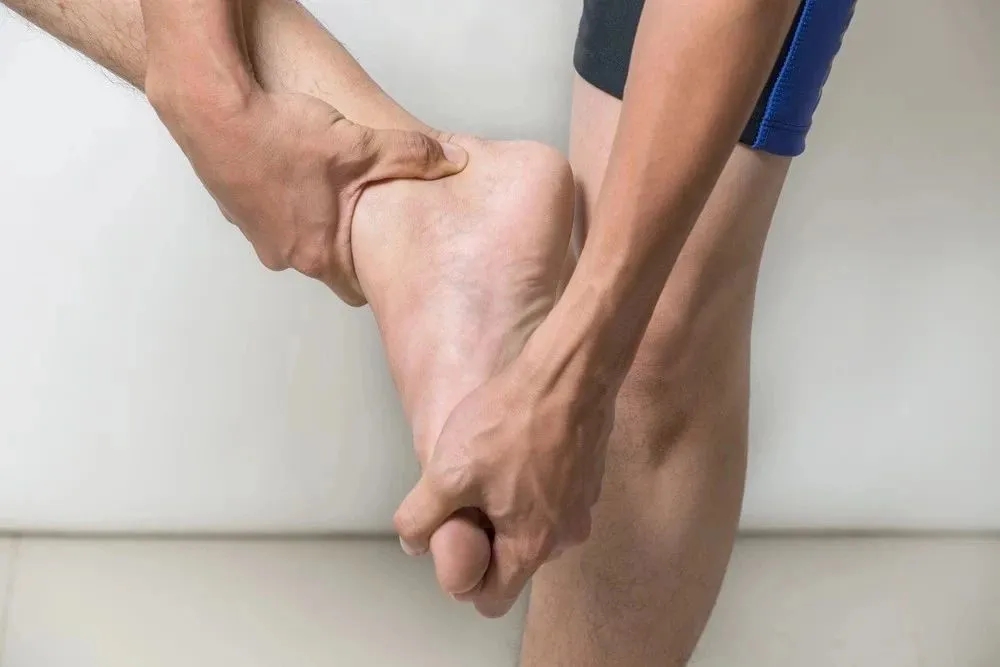 Ngứa da bất thuờng, nhất là ở lòng bàn tay hay chân có thể do ung thư gan (Ảnh minh họa)