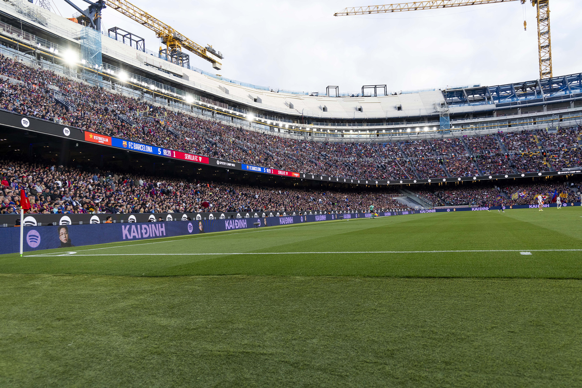 Camp Nou có sức chứa gần 100.000 chỗ ngồi, là sân nhà của câu lạc bộ Barcelona và được xem như “thánh địa” của bóng đá toàn cầu. 