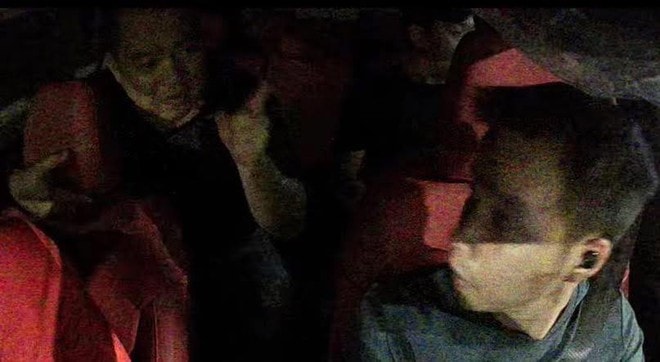 Hình ảnh nhạc sĩ Minh Khang và nam tài xế xe công nghệ (Ảnh cắt từ clip)