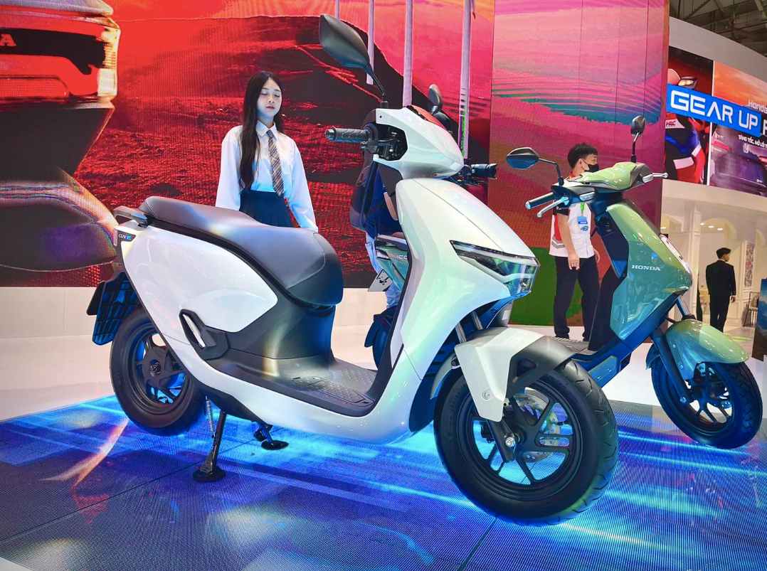 Mua xe máy điện: Chọn sạc cố định hay đổi pin? 