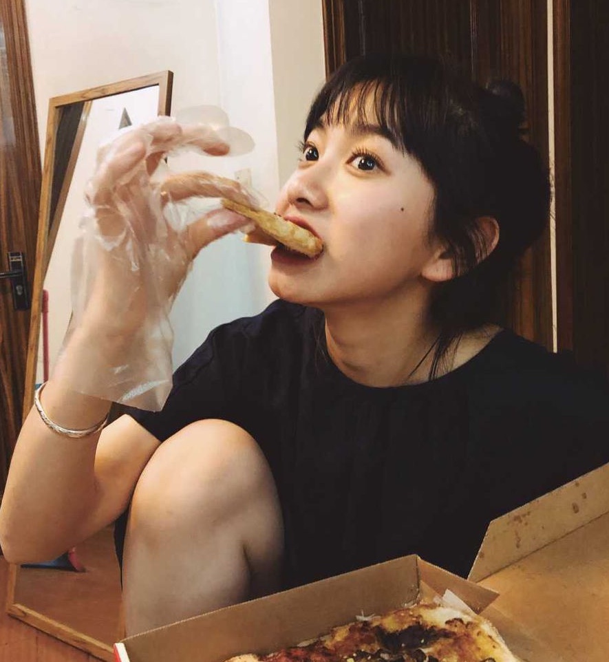 Ăn quá khuya, lạm dụng thực phẩm chế biến cũng có thể gây ung thư dạ dày (Ảnh minh họa)