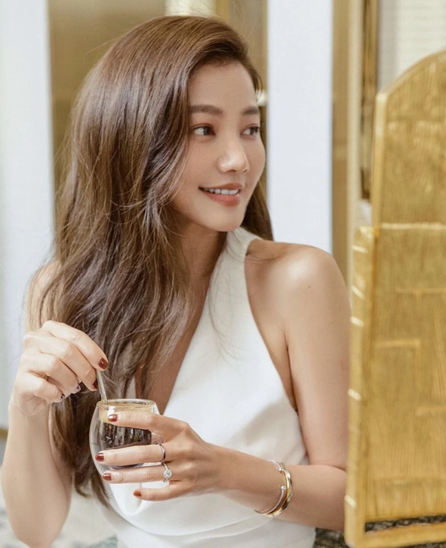 Nhà thiết kế 51 tuổi vẫn trẻ trung như thiếu nữ, hé lộ 10 thói quen chống lão hóa để duy trì vóc dáng và làn da