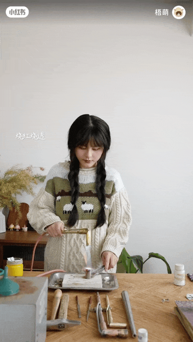 Nhiều người chia sẻ quá trình chế tác vàng tại nhà trên các nền tảng MXH