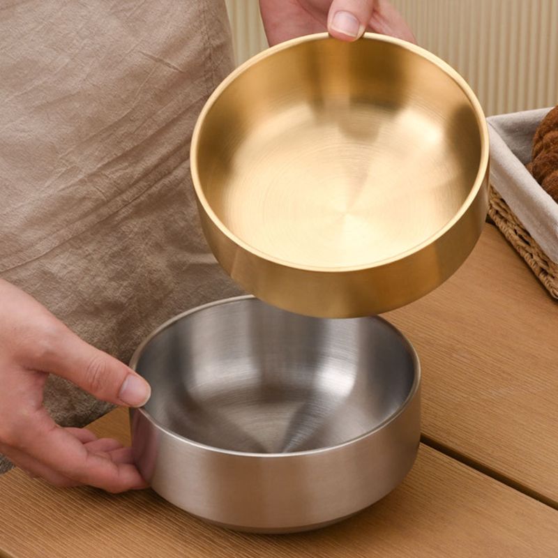 Nếu muốn dùng bát đĩa inox, hãy chọn loại dày dặn, chất lượng tốt (Ảnh minh họa)