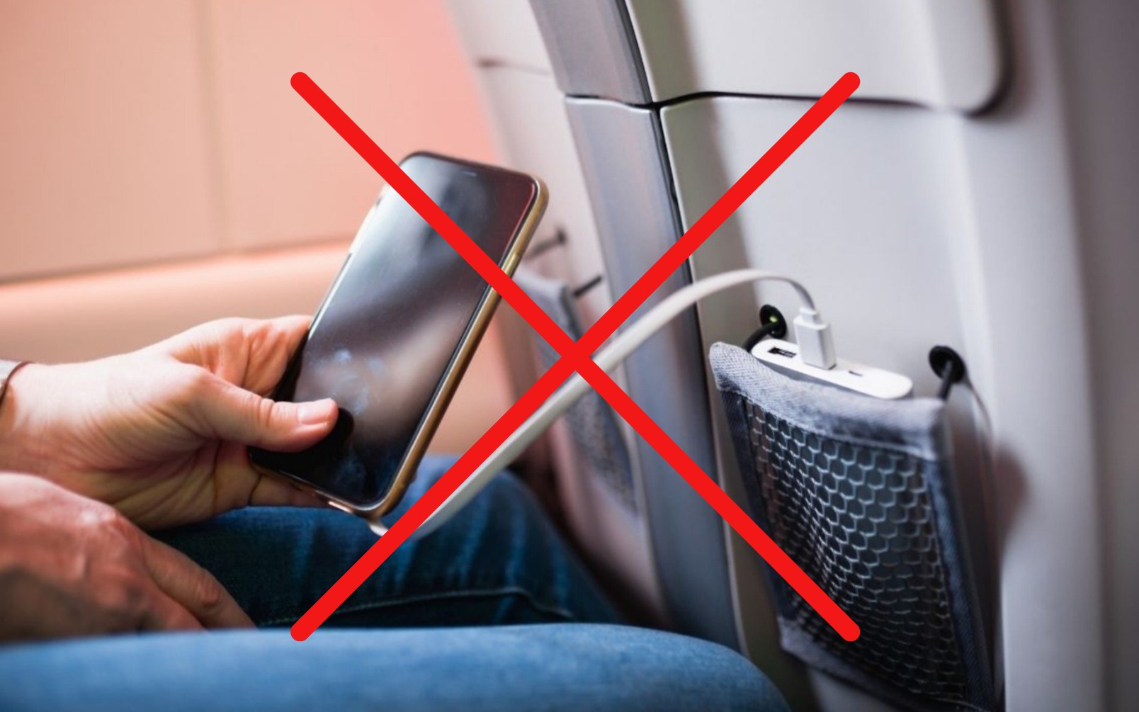 Rất nhiều hãng hàng không, trong đó có Vietnam Airlines và Vietjet Air cấm hoàn toàn việc sử dụng sạc dự phòng khi đang bay