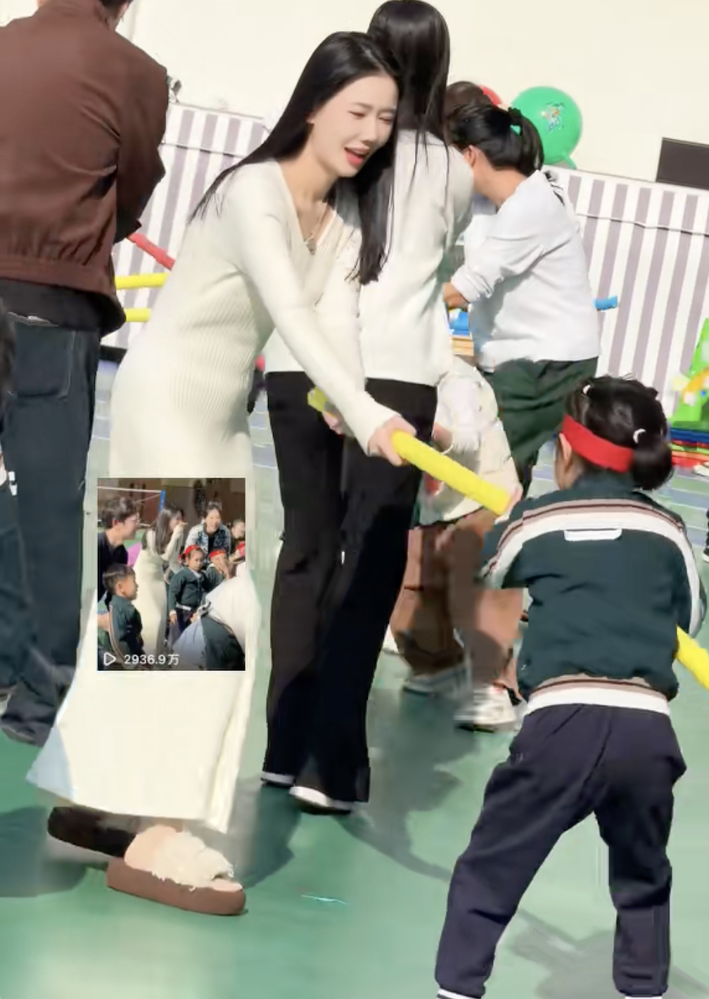 Người mẹ sở hữu ngoại hình rất xinh đẹp, tuy nhiên trang phục của cô lại vấp phải tranh cãi (Ảnh chụp màn hình)