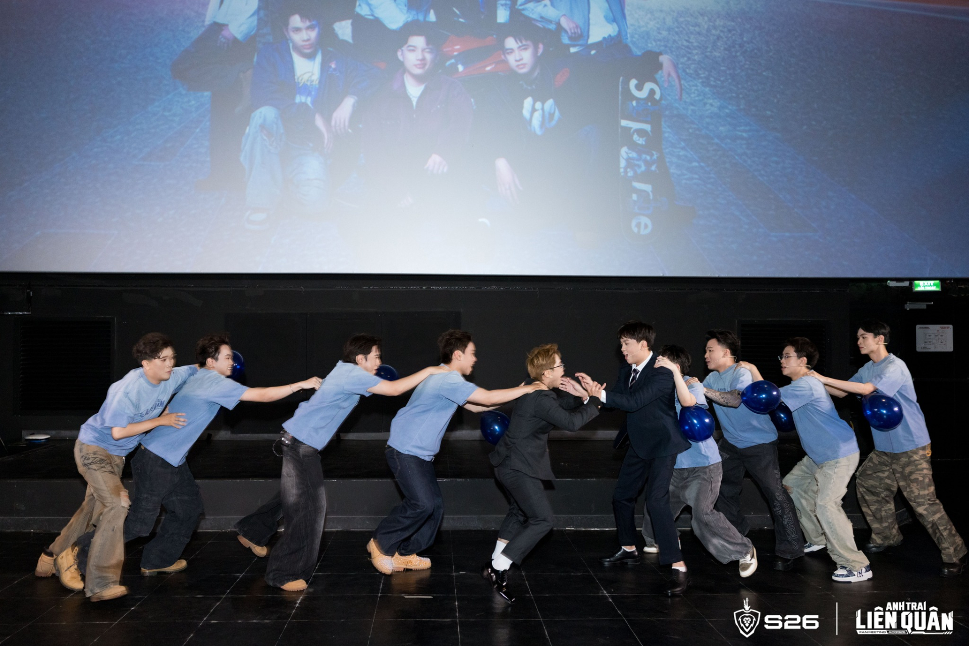 “Anh Trai Liên Quân” quậy tung fan meeting AOGS26: Triết - Karl visual căng đét, Lai Bâng - ADC hóa “tiếp viên trà chanh” 