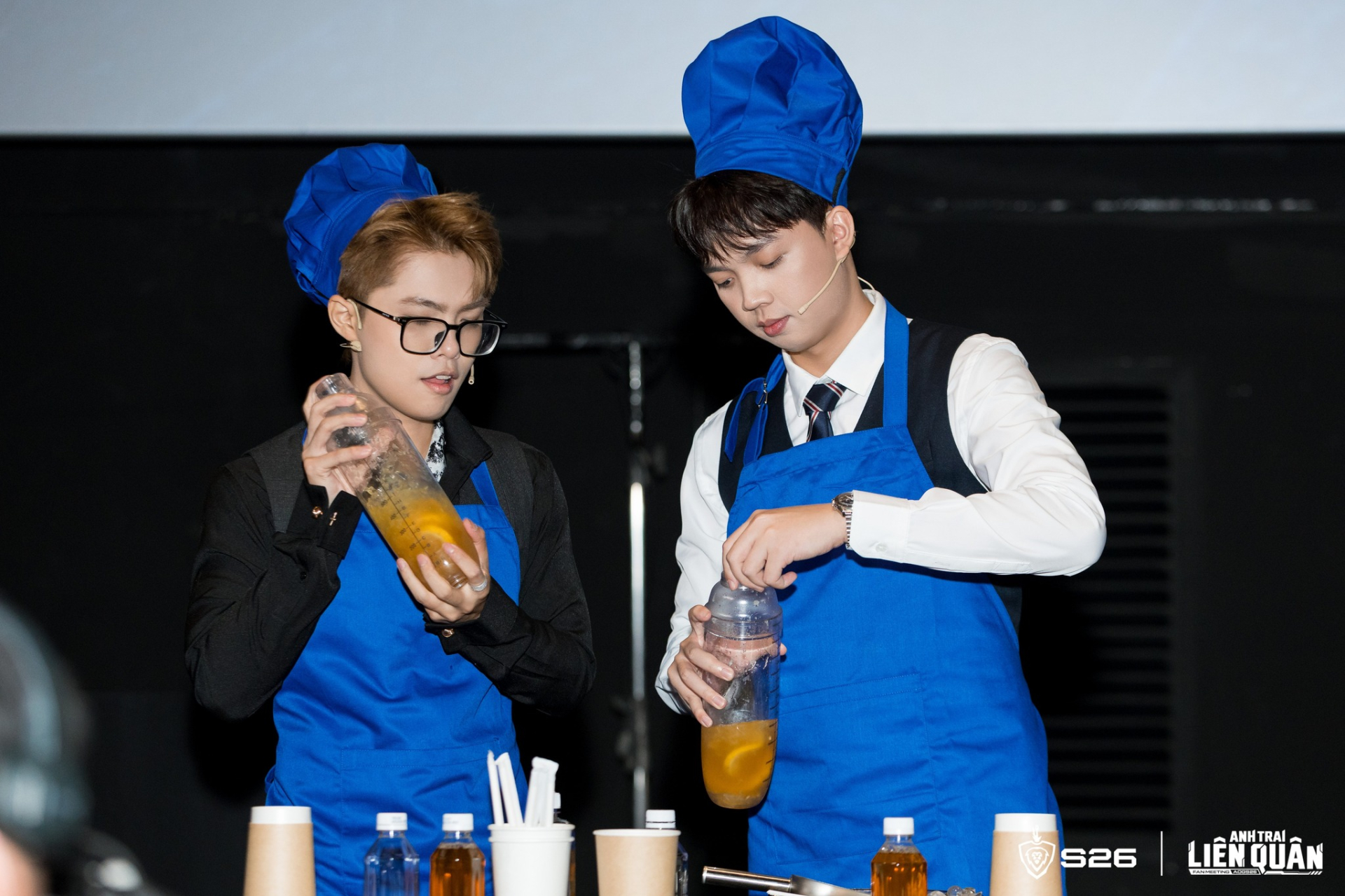 “Anh Trai Liên Quân” quậy tung fan meeting AOGS26: Triết - Karl visual căng đét, Lai Bâng - ADC hóa “tiếp viên trà chanh” 