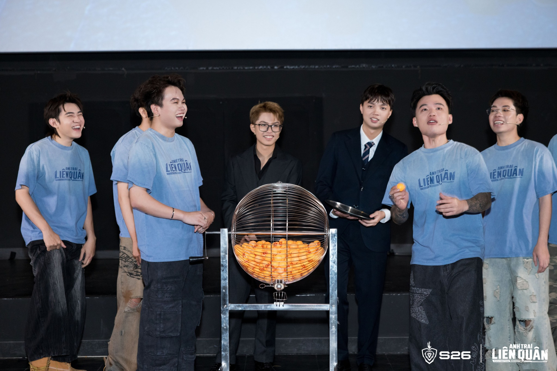 “Anh Trai Liên Quân” quậy tung fan meeting AOGS26: Triết - Karl visual căng đét, Lai Bâng - ADC hóa “tiếp viên trà chanh” 