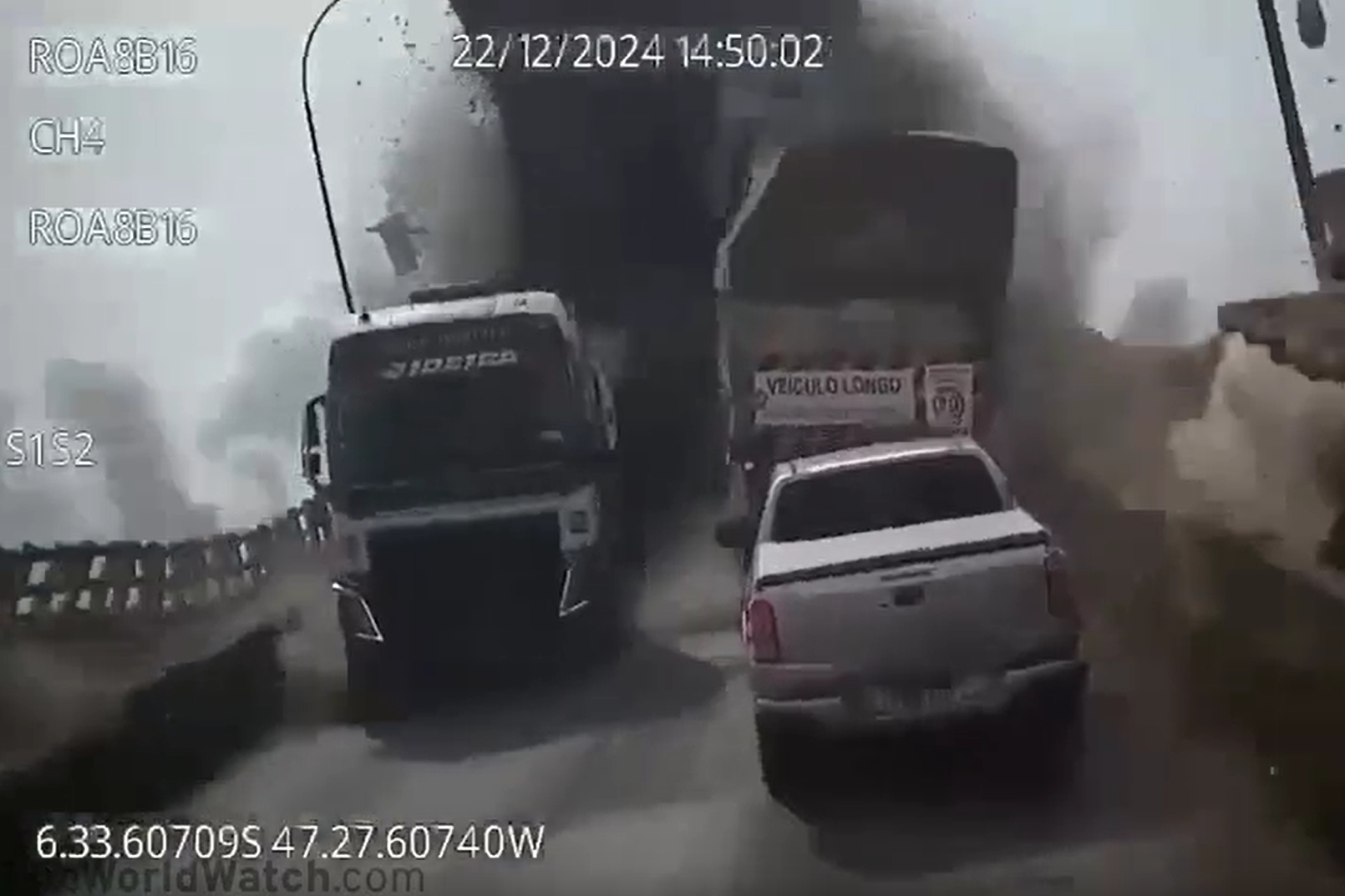 Công bố video vụ sập cầu kinh hoàng khiến 14 người tử vong, 3 người mất tích, hàng loạt phương tiện rơi xuống sông