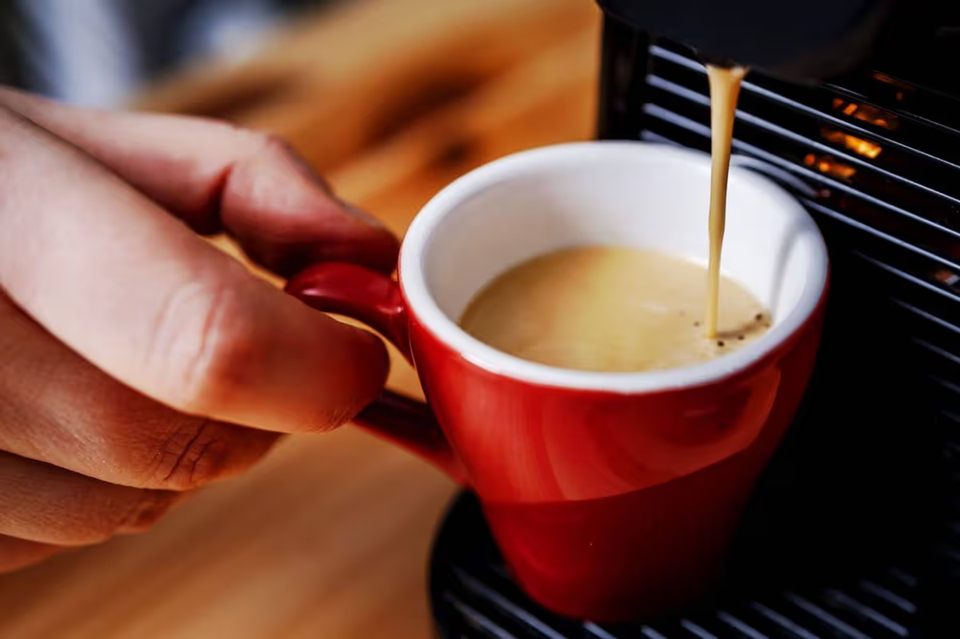 Cảnh báo cho bất kỳ ai uống cà phê trước 9 giờ sáng