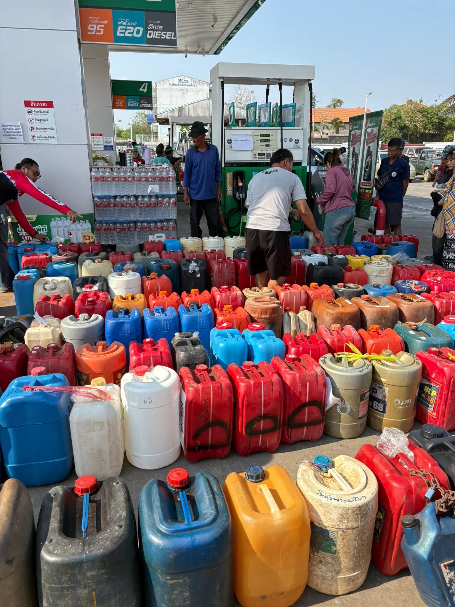 Những hình ảnh chụp tại  trạm xăng đang gây xôn xao MXH Thái Lan