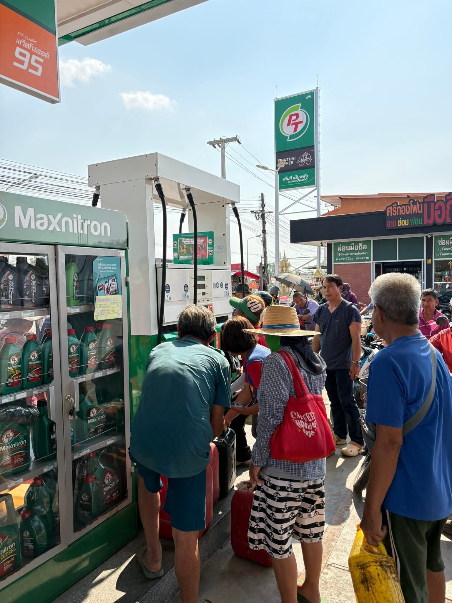 Bức ảnh chụp tại một trạm xăng khiến mọi người bàn tán xôn xao