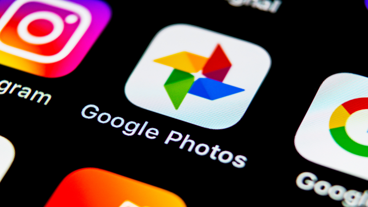 Google Photos chạy ngầm và sao lưu đám mây liên tục 