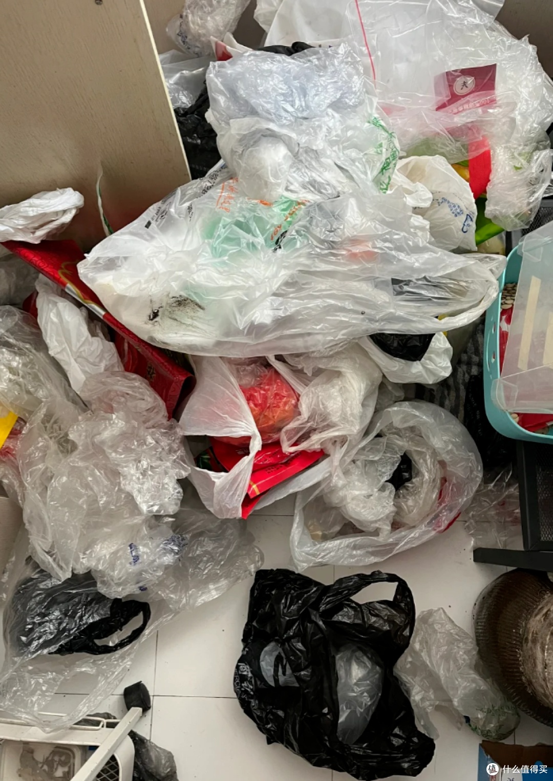 4 thứ nhà bạn hay dùng đi dùng lại: Thật ra bẩn kinh khủng, chuyên gia khuyên VỨT NGAY