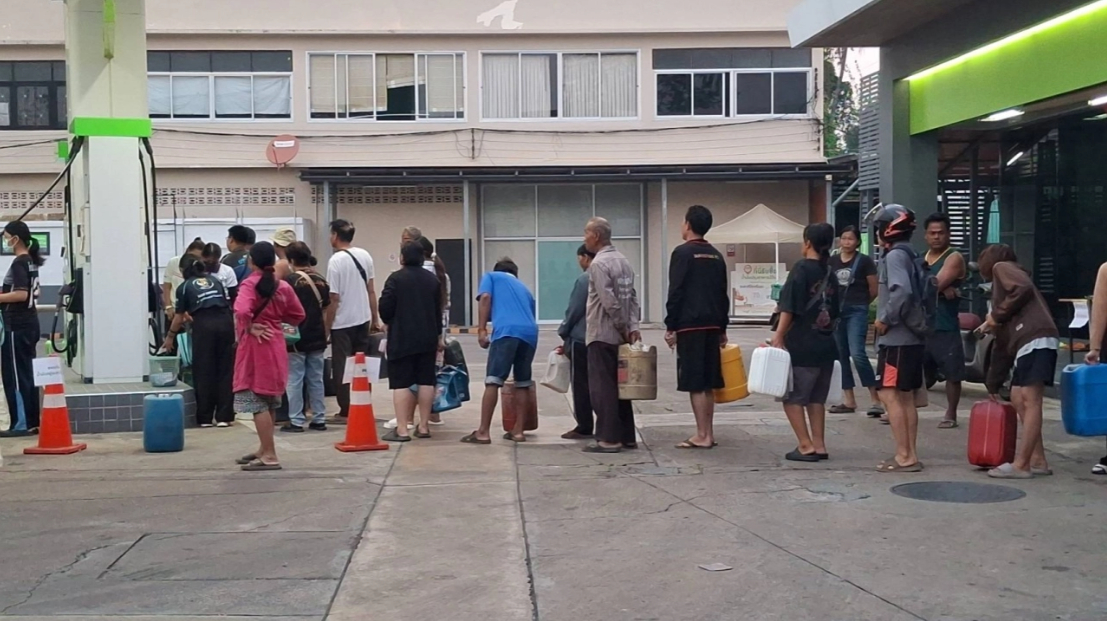 Người Thái xếp hàng mua xăng bằng can