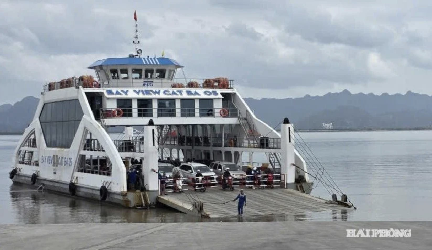 Du khách và người dân trên phà đến Đồng Bài.