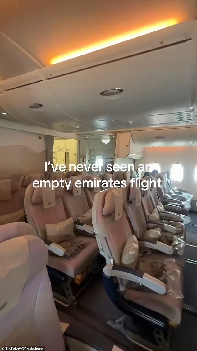 Những dãy ghế trống không trong chuyến bay đến Dubai thời gian gần đây