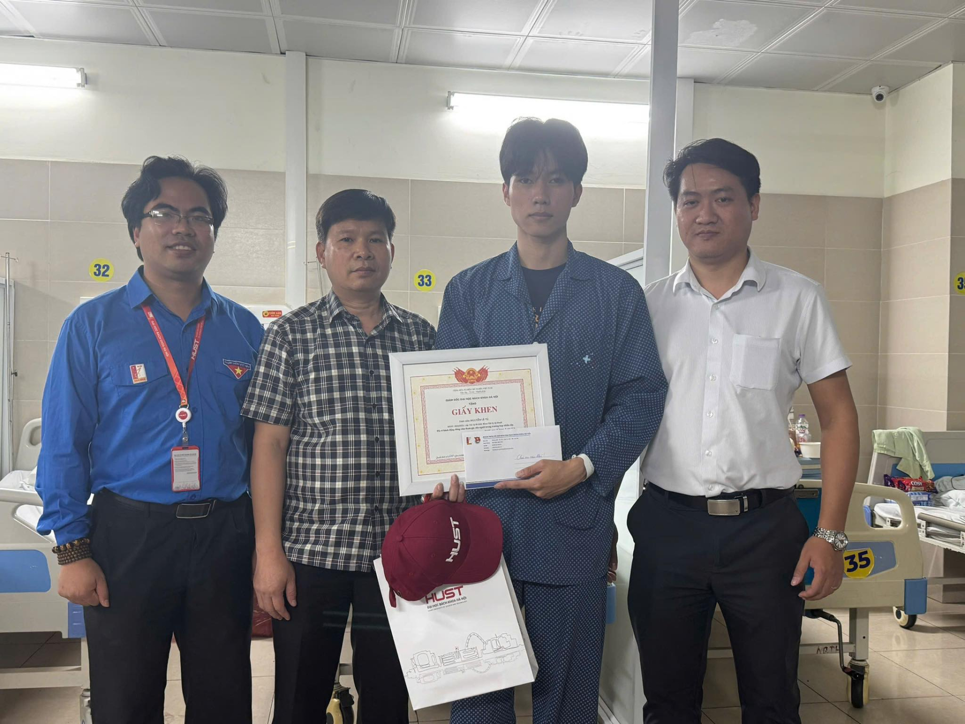 Ban Công tác sinh viên và Đoàn thanh niên Đại học Bách khoa Hà Nội đã thay mặt Nhà trường tới bệnh viện thăm, động viên và trao giấy khen cho sinh viên Nguyễn Lê Tú (Ảnh: Ban Công tác sinh viên - HUST)