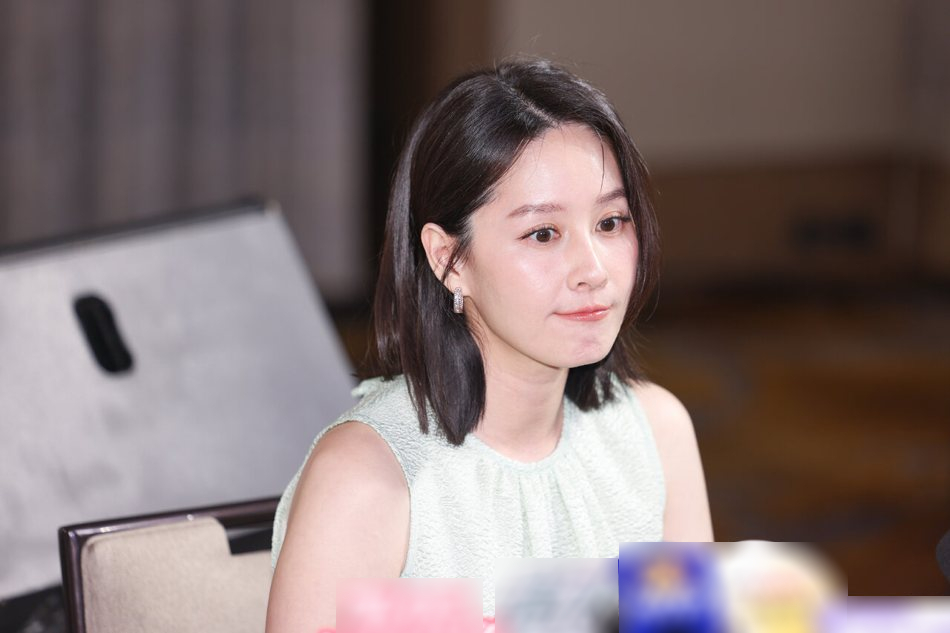 Con gái đã học tới lớp 7 mà Tăng Khải Huyền 41 tuổi trông trẻ như thiếu nữ nhờ uống 2 lít 1 loại nước, ăn quả này mỗi ngày