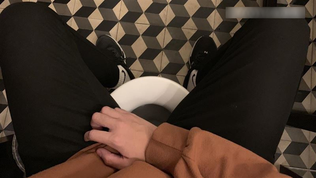  1 MC truyền hình đột tử khi đang đi vệ sinh, bác sĩ cảnh báo 2 hành động này cực nguy hiểm