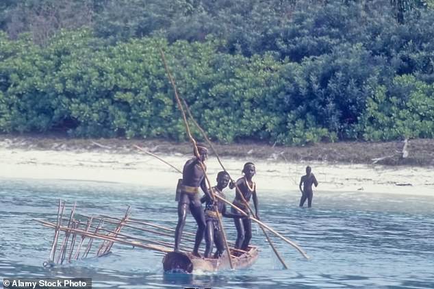 Một lon Coca-Cola du khách để lại có thể xoá sổ cả một bộ lạc