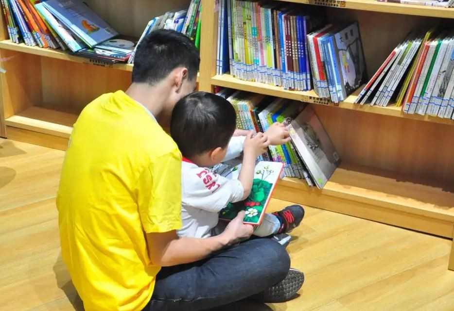 Trẻ cần sự làm gương từ cha mẹ (Ảnh minh họa: Wenhui)