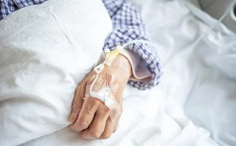 Người phụ nữ 41 tuổi qua đời vì suy thận, bác sĩ lắc đầu: Khát khô cổ còn hơn uống 2 loại nước này