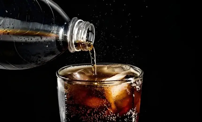 Người phụ nữ 41 tuổi qua đời vì suy thận, bác sĩ lắc đầu: Khát khô cổ còn hơn uống 2 loại nước này