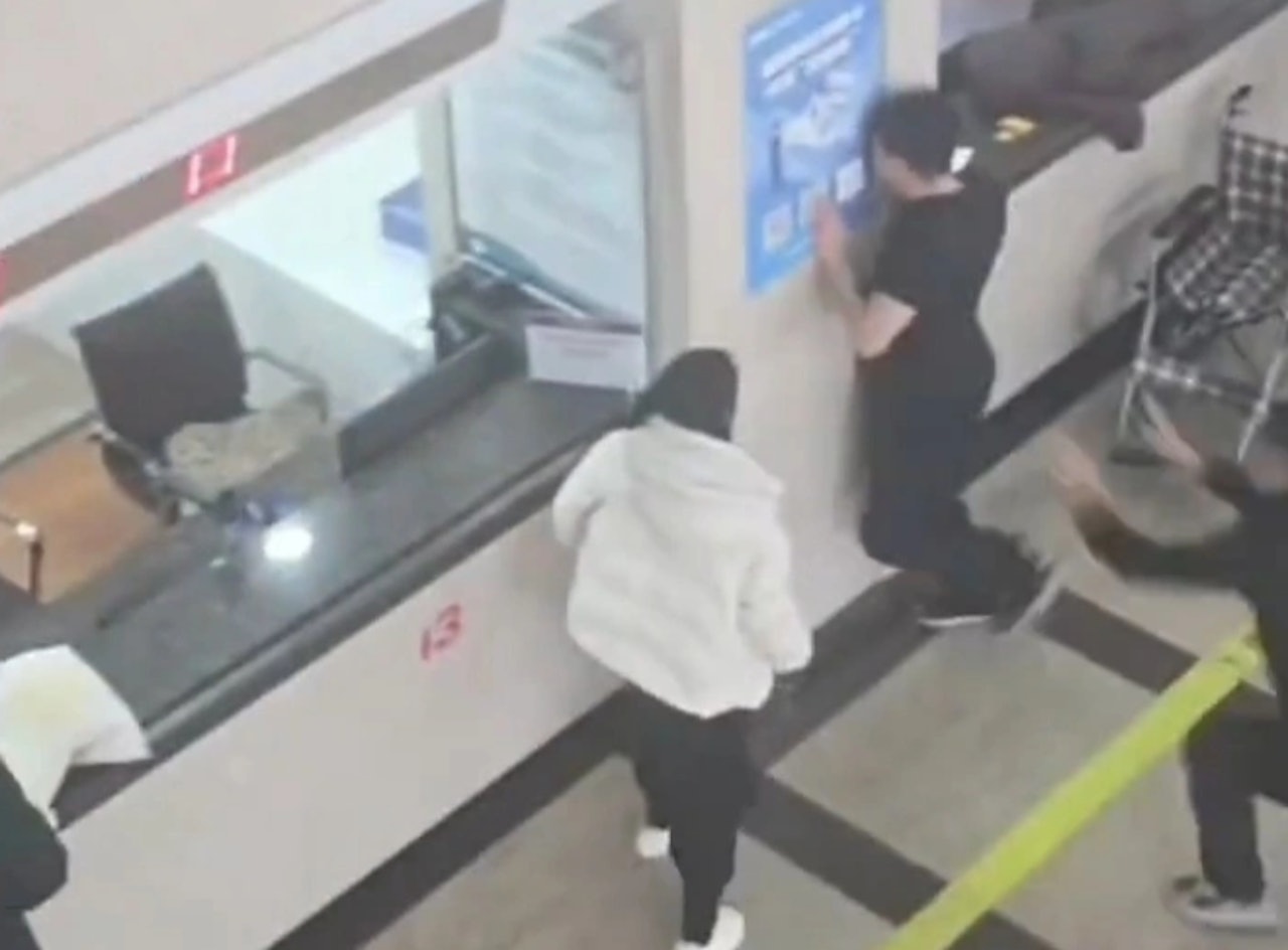 Ghen tuông vì bác sĩ nam khám cho vợ bầu, chồng đến đại náo bệnh viện, đòi