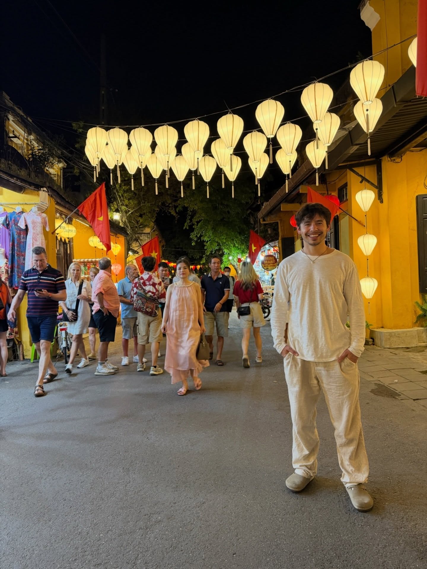 Nam ca sĩ vi vu tại phố cổ Hội An.