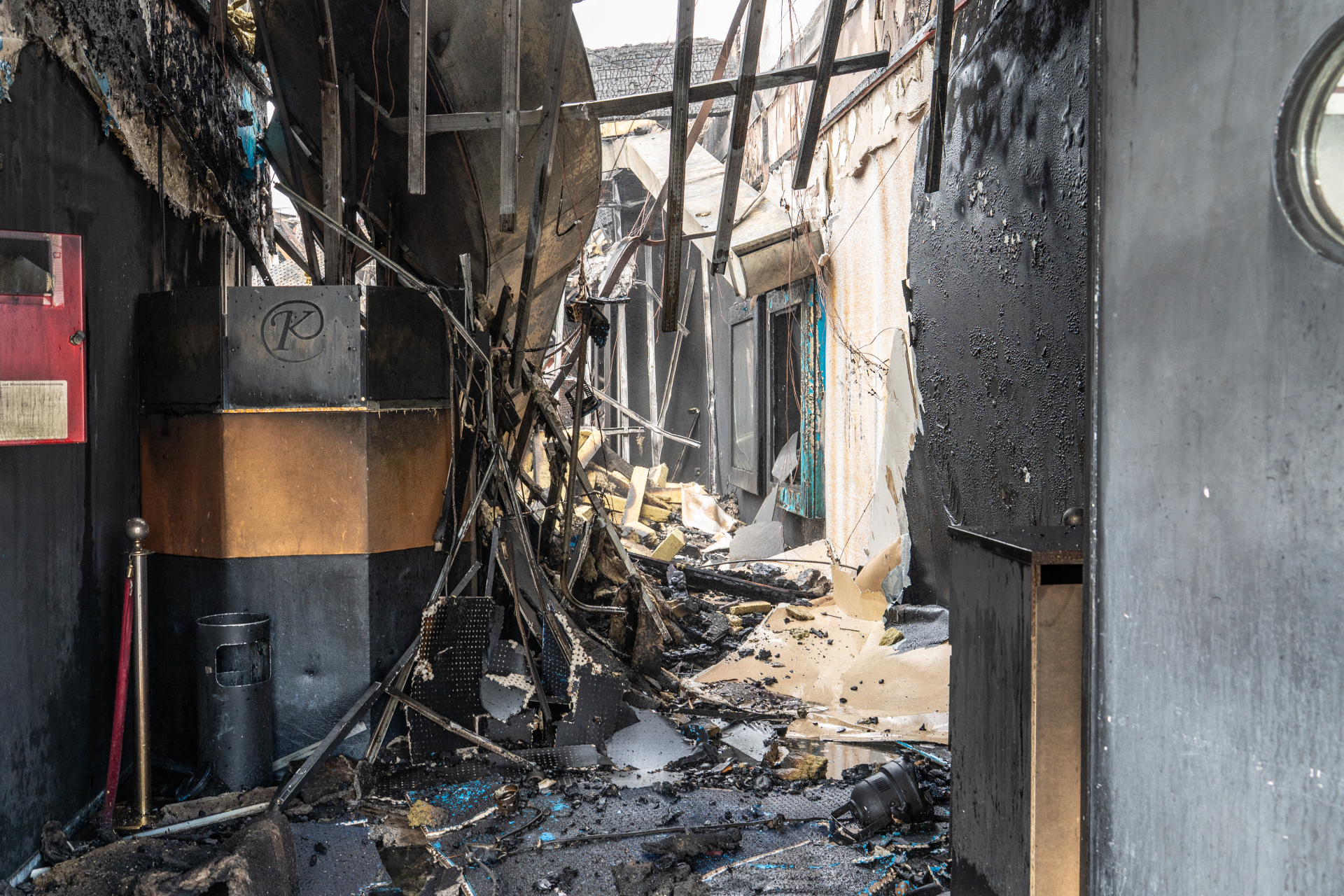 Tòa nhà bị tàn phá sau vụ cháy