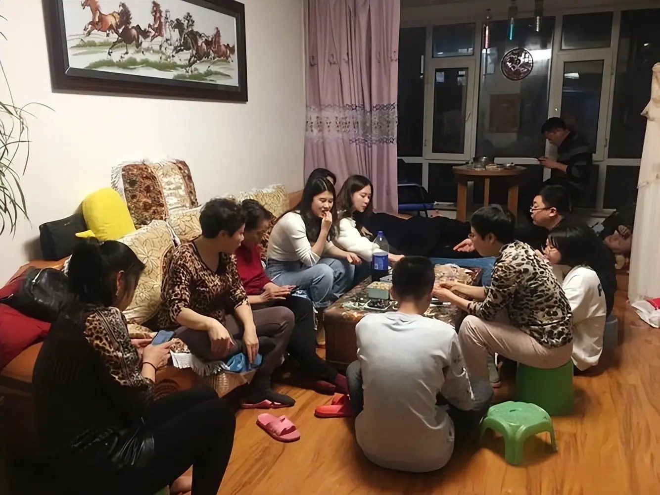 Một lời vô tình lúc ngồi lê đôi mách của cha mẹ có thể gây tổn thương to lớn cho trẻ (Ảnh minh họa)