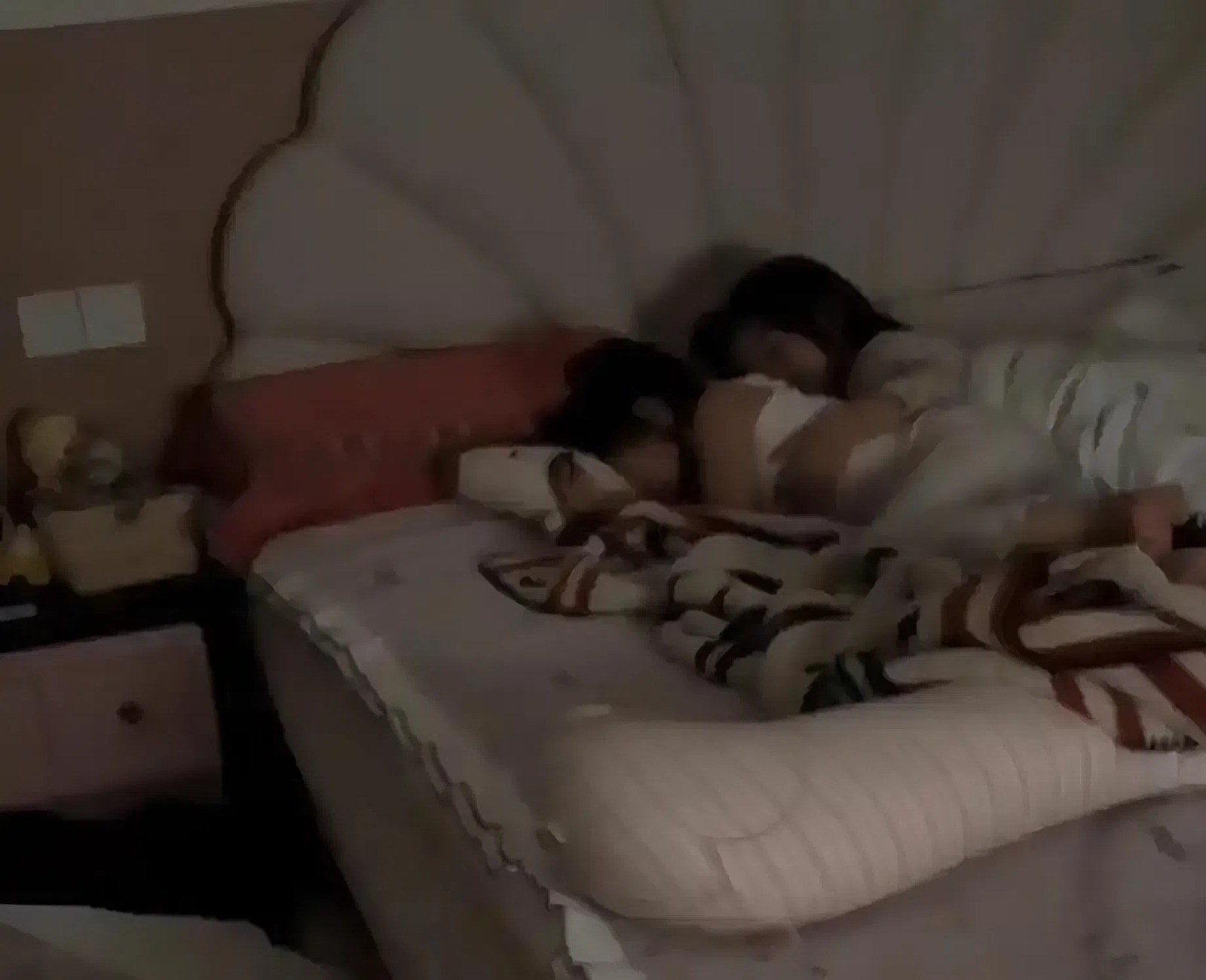 Bé gái sang nhà bạn cùng lớp mẫu giáo chơi sau đó ngủ lại (Ảnh chụp màn hình)